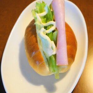 簡単！朝ご飯！ハムとレタスのロールパンサンド